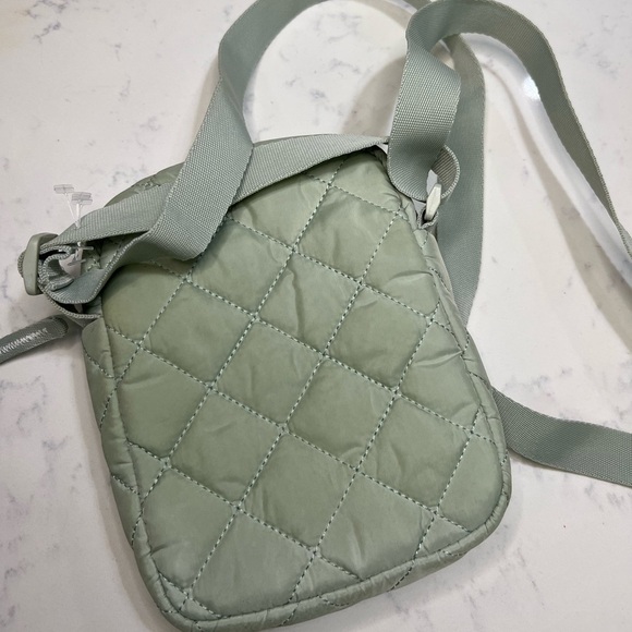 Reebok Green Quilted Men's Bag - Picture 8 of 10